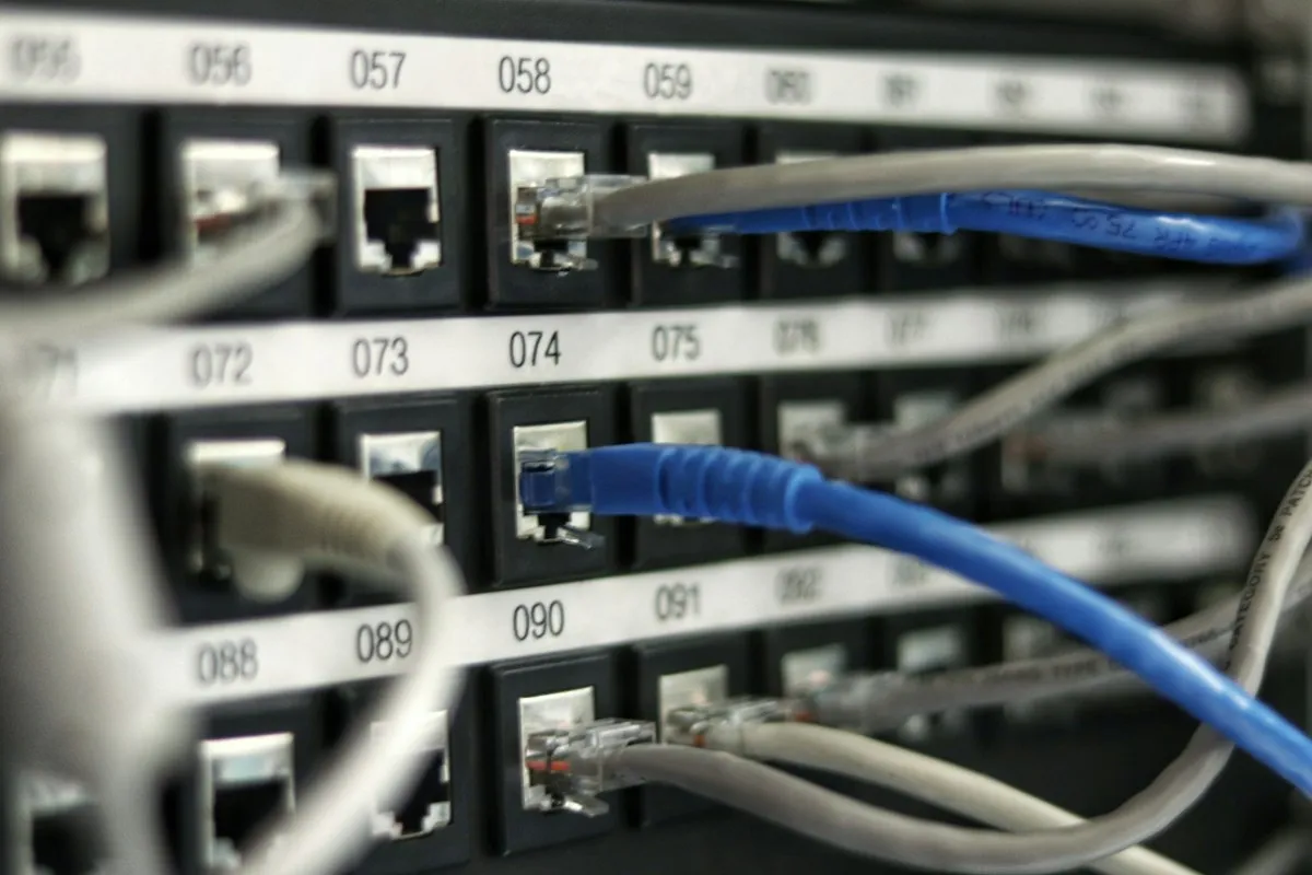 Panel de red con cables conectados entre puertos
