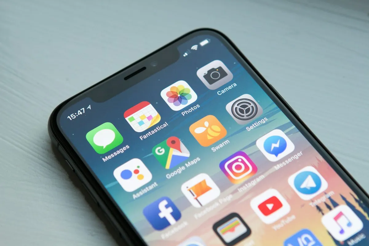 Primer plano de un teléfono inteligente mostrando una pantalla llena de aplicaciones