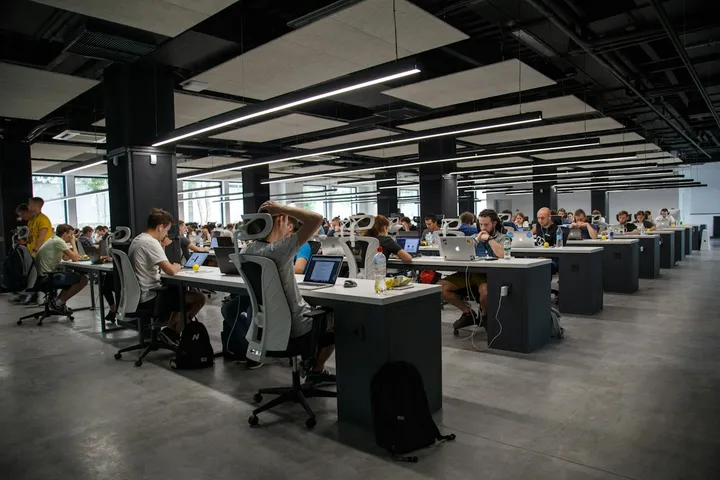 Oficina moderna con equipos trabajando en computadoras durante un proceso de digitalización