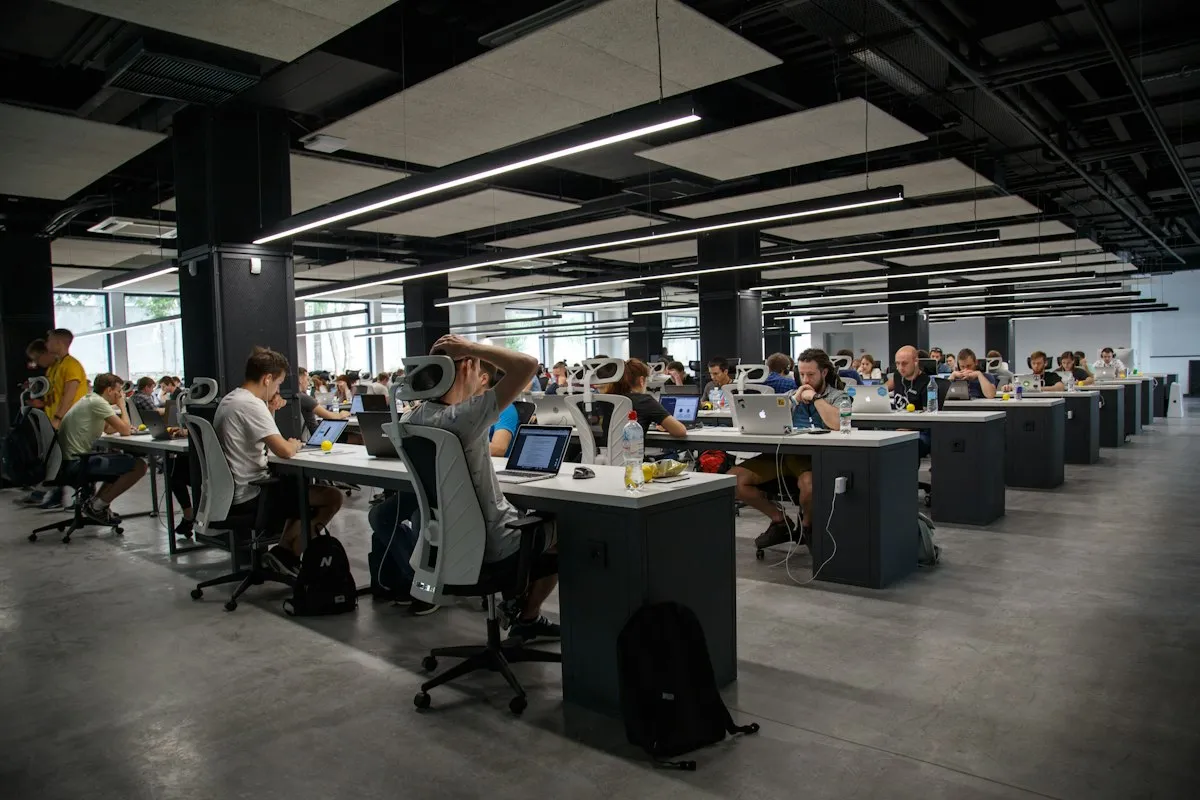 Oficina moderna con equipos trabajando en computadoras durante un proceso de digitalización