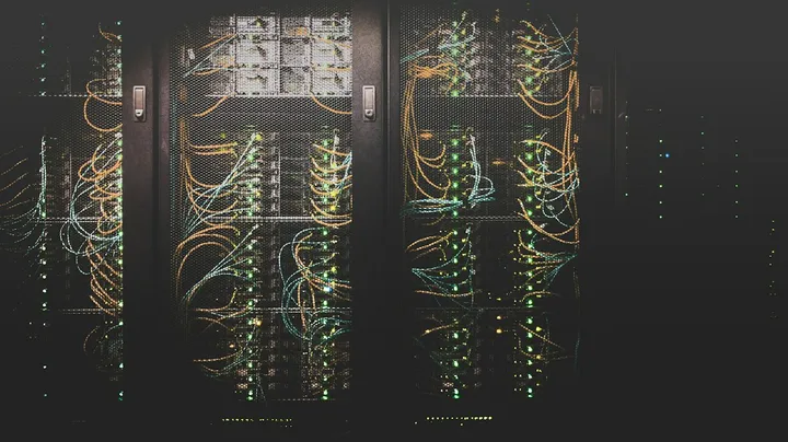 Racks de servidores con cables y luces en un centro de datos
