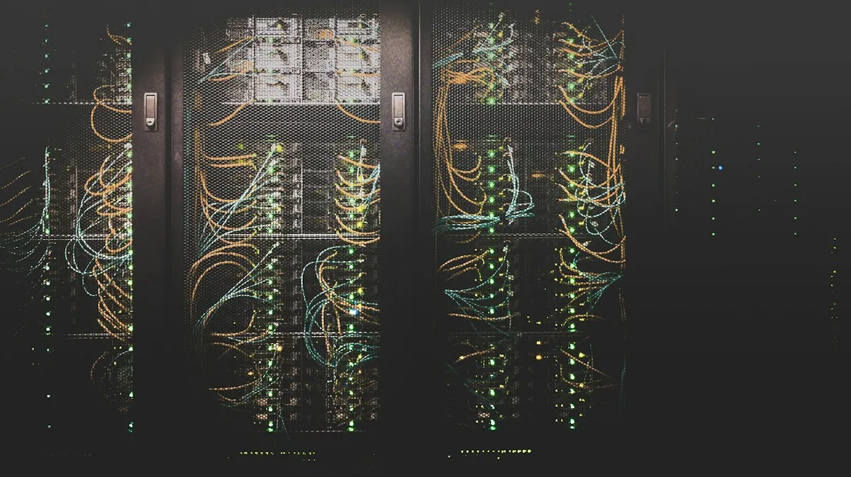 Racks de servidores con cables y luces en un centro de datos