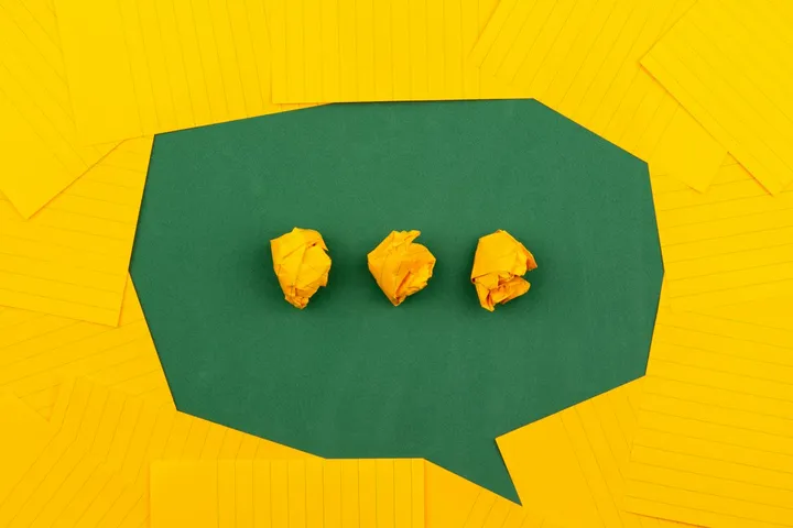 Burbuja de conversación verde con tres puntos, representando un chat en curso