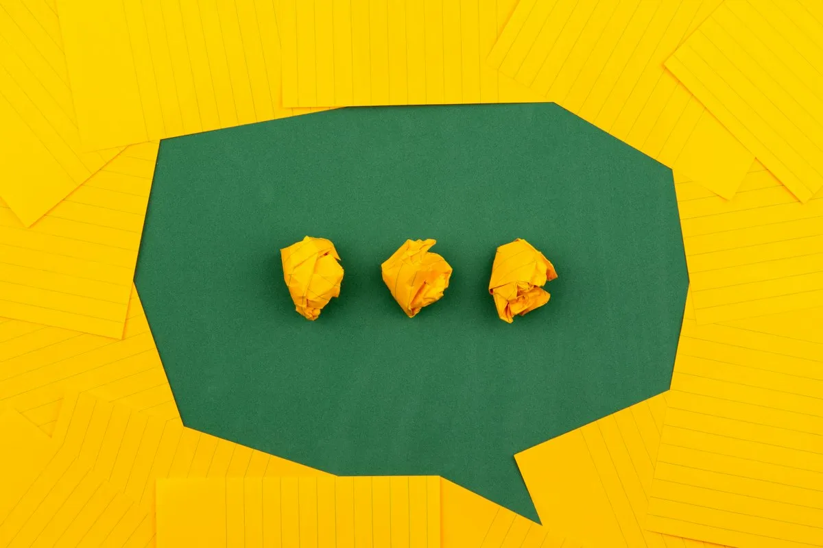 Burbuja de conversación verde con tres puntos, representando un chat en curso